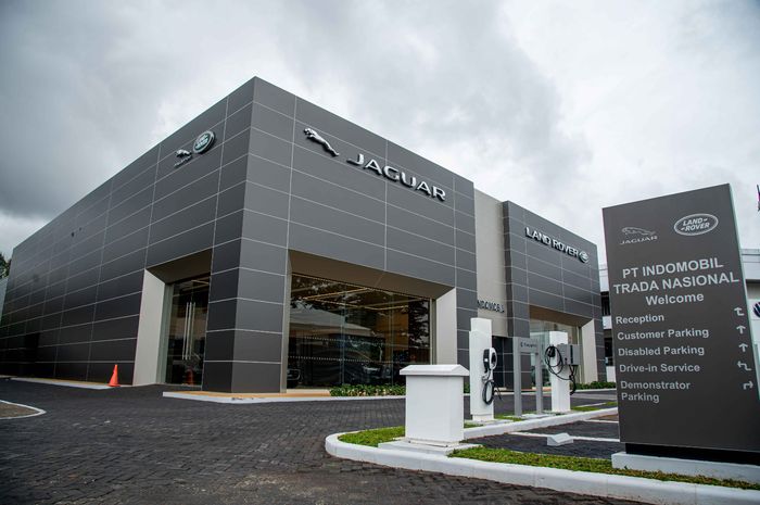 Jaguar Land Rover akhirnya buka showroom pertamanya di Pantai Indah Kapuk, Jakarta Utara.