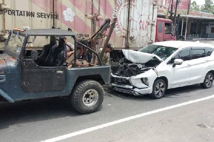 Kondisi Mitsubishi Xpander yang remek usai menabrak truk di Jalan Nasional Denpasar-Gilimanuk, Kabupaten Tabanan, Bali.