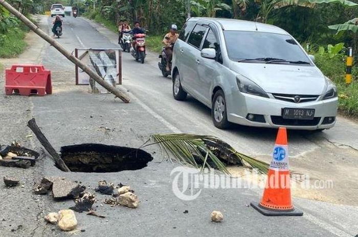 Kondisi jalan di Desa Tragih, Kecamatan Robatal, Sampang yang berlubang cukup dalam sehingga membahayakan para pengendara yang melintas, Minggu (29/01/2023). 