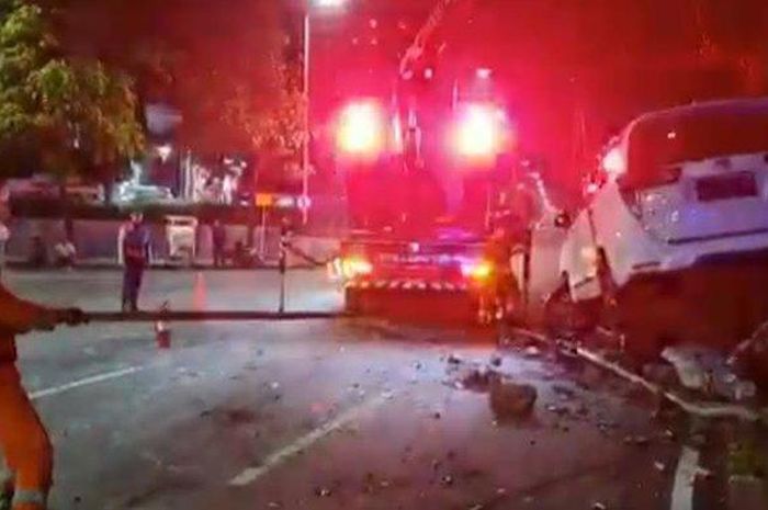 Kecelakaan tunggal di Jalan Manyar Kertoarjo, Mulyorejo, Surabaya yang menimpa Toyota Kijang Innova pada Minggu (29/01/2023). 