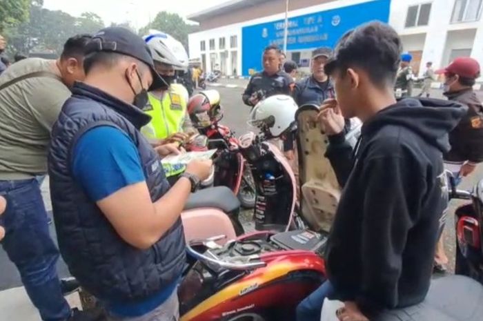 Polisi amankan belasan motor bodong yang parkir sembarangan saat sunmori di Kuningan