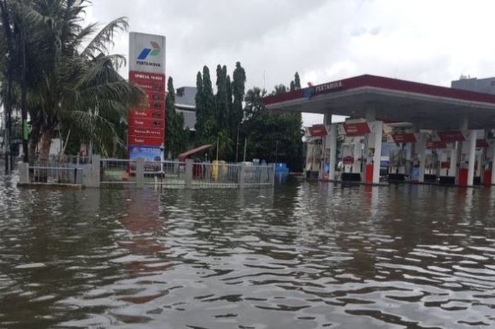 Saat SPBU Terendam banjir, apakah BBM yang tersimpan di tangki penyimpanan bakal kecampur air atau tidak? 