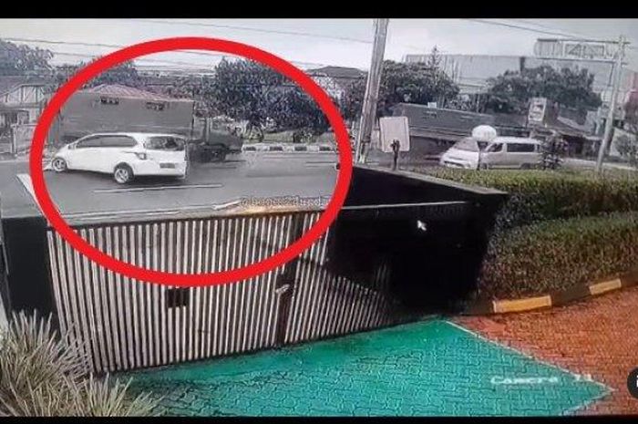 Honda Freed mendadak sambar dua truk marinir yang sedang melintas