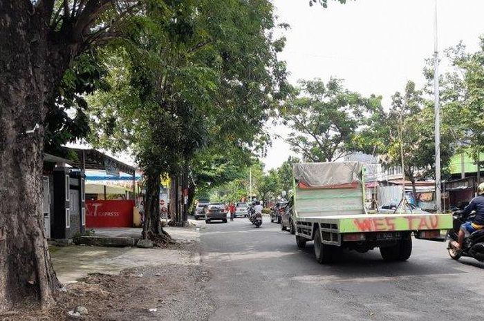 Jalan Seokarno Hatta, Kota Semarang kerap digunakan sebagai arena balap liar pada hari-hari tertentu.