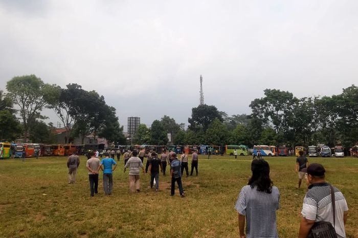 Ratusan awak bus mikro terpantau lakukan aksi mogok massal di Lapangan Cilongok, Banyumas, pada Senin (30/01/2023).