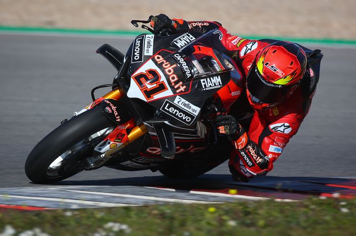 Michael Ruben Rinaldi puncaki hari pertama tes musim dingin World Superbike 2023 di sirkuit Portimao.