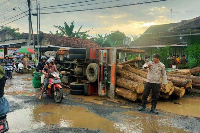 Insiden truk oleng sempat terjadi di Jalan Pati-Tlogowungu, Pati, pada Senin (30/01/2023).