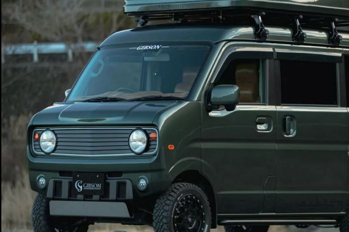 Penampakan wajah mobil baru saudara Suzuki Carry yang jadi mirip muscle car Chevrolet Camaro.