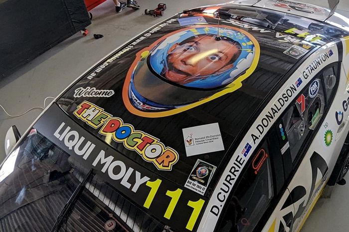 Salah satu peserta memberikan livery mobil spesial tribute untuk Valentino Rossi di Bathurst 12 Hour