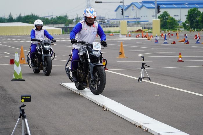 Instruktur Safety Riding Astra Honda Motor berlatih di AHM Safety Riding Park, Deltamas, Cikarang, Jawa Barat.