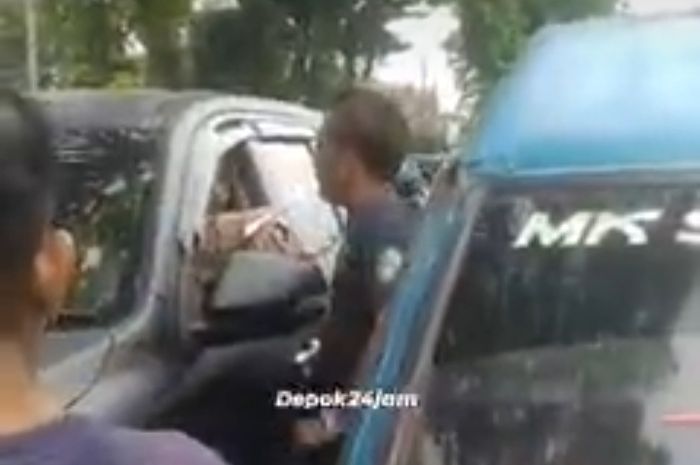 Sopir angkot diduga dipukul oleh mobil dengan pelat RF