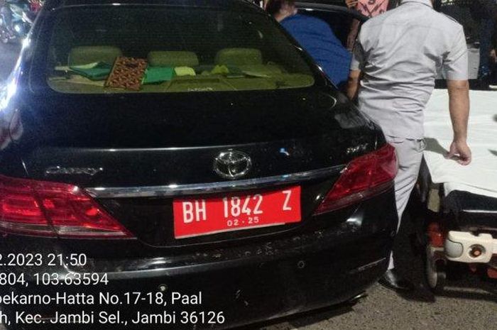 Toyota Camry pelat merah BH 1842 Z hancur kecelakaan, dalam kabin berisi penumpang wanita tanpa busana di Jambi