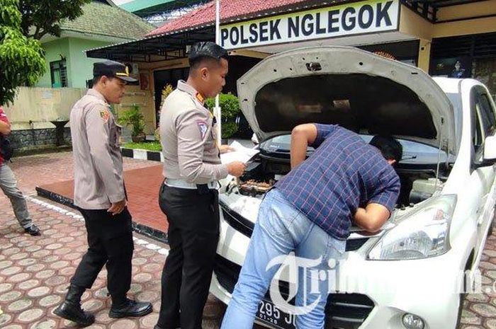 Petugas Satlantas Polres Blitar mengecek nomor mesin dan rangka Toyota Avanza temuan terlantar di tepi jalan, ternyata milik seorang tunanetra