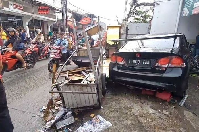 Honda Civic tabrak gerobak pedagang di Bekasi
