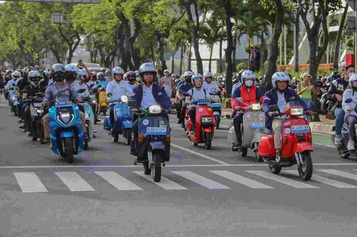 Konvoi motor listrik baru dan hasil konversi