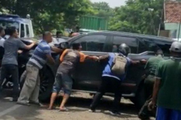 Toyota Fortuner biang kecelakaan di jalan raya Pantura, desa Panji Kidul, Panji, Situbondo dievakuasi warga, pemotor Honda Scoopy mental dan terseret