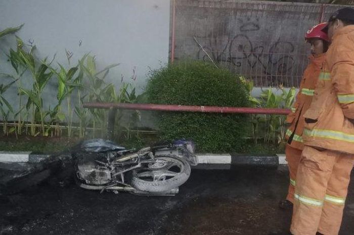 Suzuki Thunder ditinggal lari pemilik saat terbakar di SPBU Jalan Raya Parung-Ciputat, Bojongsari, kota Depok, Jawa Barat
