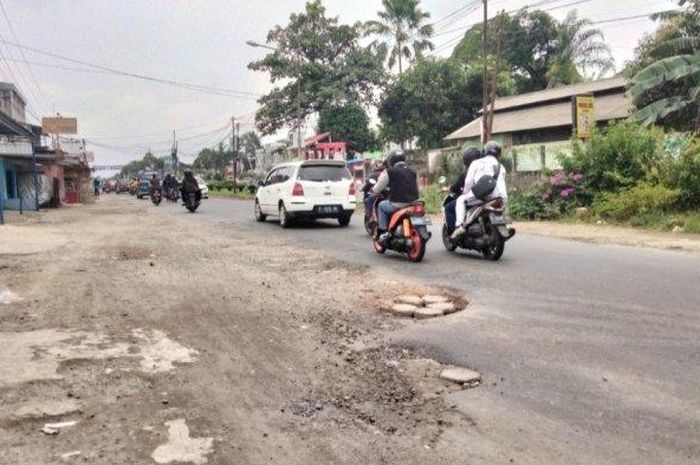 Jalan Raya Semplak, Desa Parakanjaya, Kecamatan Kemang, Kabupaten Bogor, kerap timbulkan kecelakaan lalu lintas.