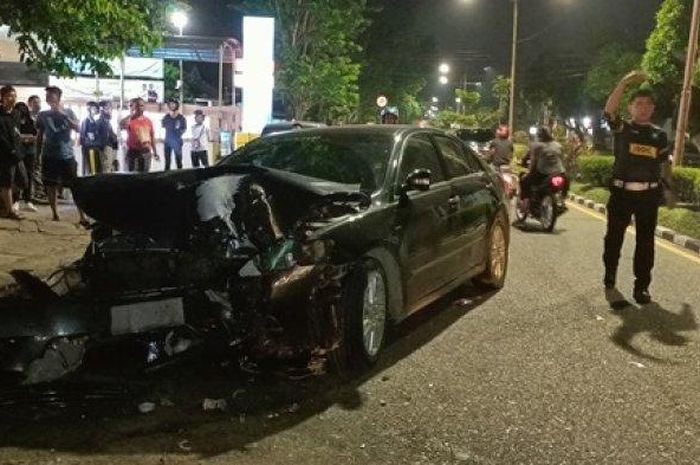 Mobil dinas Toyota Camry yang mengalami kecelakaan tunggal di Jalan Soekarno Hatta, Kota Jambi, Kamis (02/02/2023).