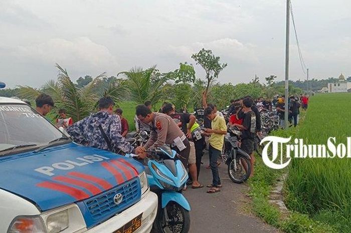 Anggota Satlantas Polres Karanganyar mengamankan 103 motor berknalpot brong di Jembatan Jokowi.