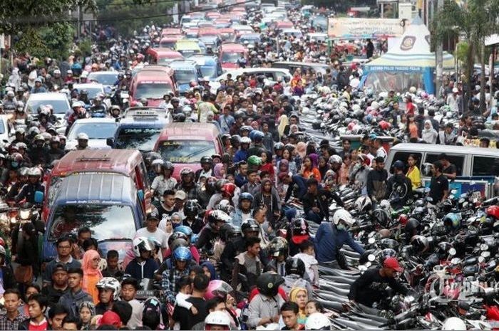 Ilustrasi jalan macet di Jakarta, banyak pengendara mobil beralih ke motor. 