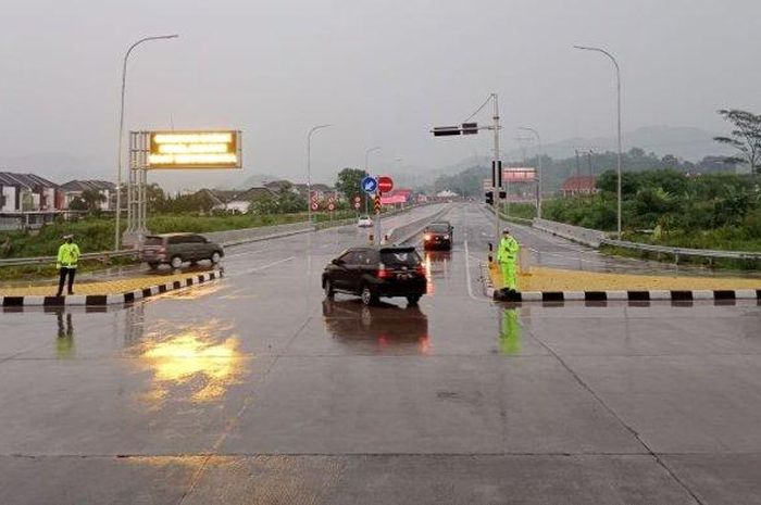 Arus lalu lintas di kawasan Gerbang Sumedang Kota paska Tol Cisumdawu seksi 2-3 dibuka fungsional.