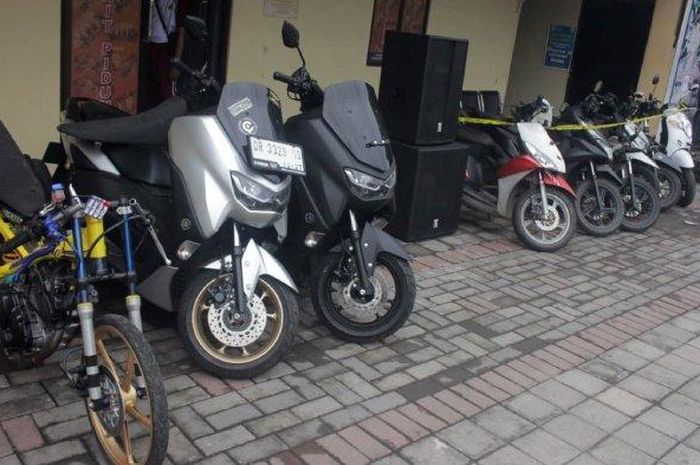Barang bukti 10 motor hasil curian yang disita Satreskrim Polresta Mataram di rumah salah seorang pencuri, ada Yamaha NMAX dan Honda Vario, Sabtu (4/2/2023). 
