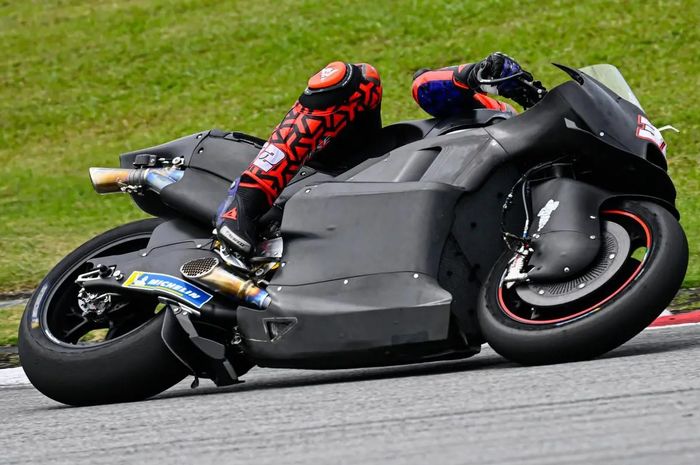 Lorenzo Savadori mencoba Aprilia RS-GP di tes shakedown MotoGP 2023 di Sirkuit Sepang