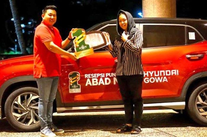 Branch Manager Hyundai Gowa HR Muhammad Surabaya, Tan Soeng Heng menyerahkan secara simbolis Hyundai Stargazer kepada perwakilan panitia resepsi 1 Abad NU.