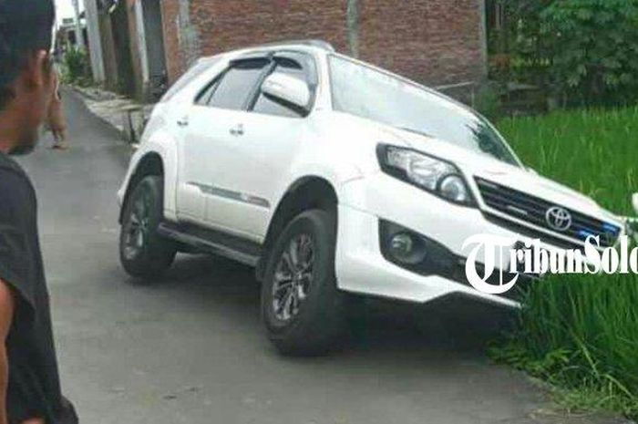 Toyota Fortuner dengan nopol B-1416-BJK terperosok ke sawah di Mayang, Gatak, Sukoharjo, Minggu (05/02/2023). 