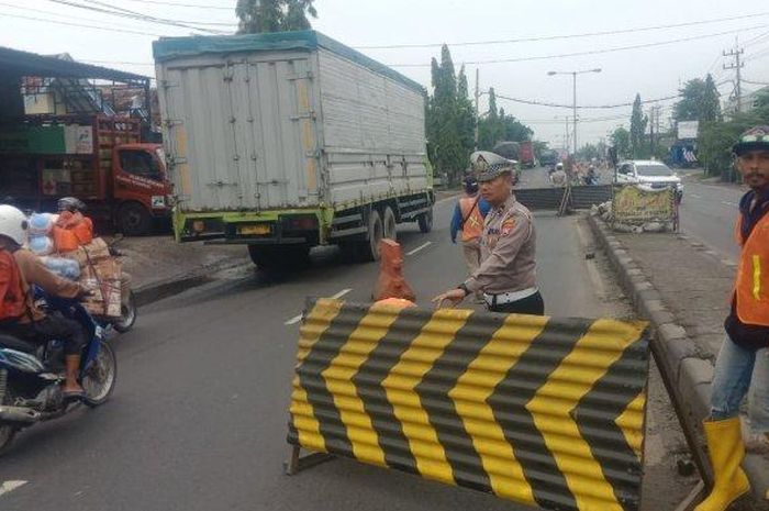 Perbaikan Jembatan Plaosan Babat dilanjutkan, Polisi lakukan rekayasa lalin dengan contraflow.