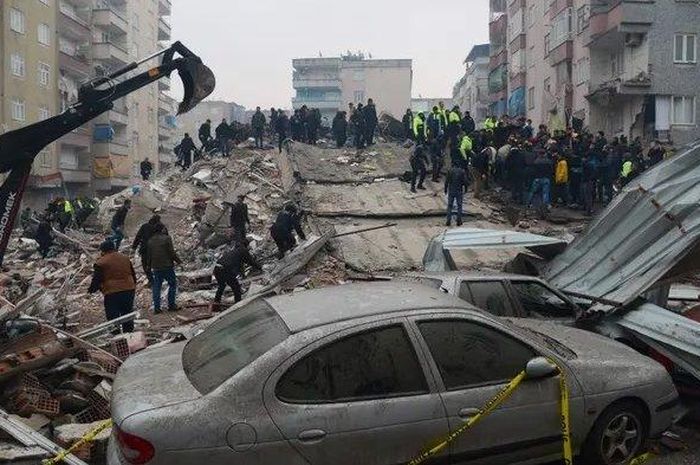 Mobil yang rusak akibat gempa di Turki.
