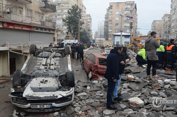 Kondisi mobil yang rusak akibat gempa di Turki.