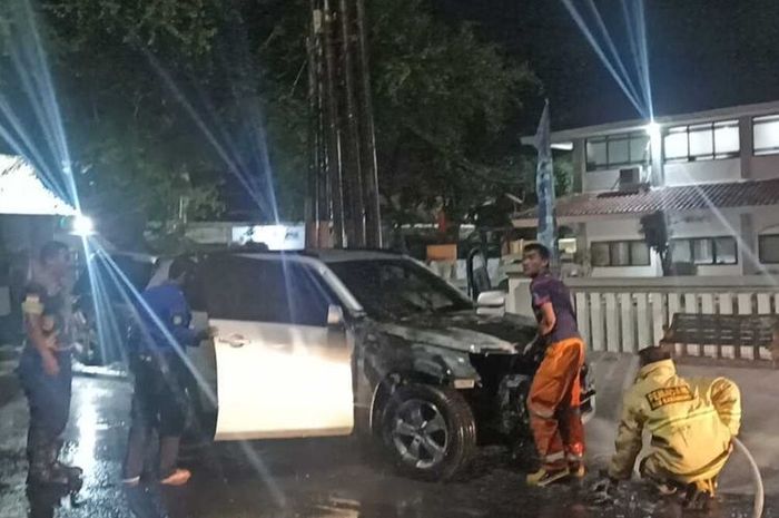 Suzuki Grand Vitara hangus separuh, terbakar di depan kantor BPN/ATR Karawang, Jawa Barat