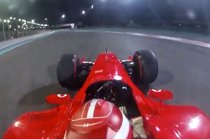 Charles Leclerc cobain mobil Michael Schumacher, Ferrari F2003-GA di Sirkuit Yas Marina