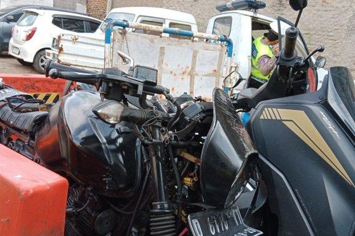 Kondisi Yamaha NMAX dan Bajaj Pulsar yang terlibat senggolan dari arah berlawanan di Jatinangor, Sumedang, Jawa Barat