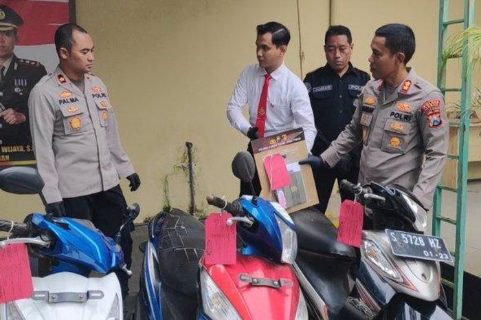 Satreskrim Polres Tuban menunjukan Honda BeAT yang dicuri oleh purnawirawan polisi di Tuban, Jatim. 