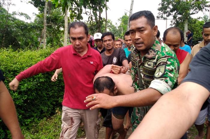 Pelaku maling mobil diarak warga dan Serda Gunawan, Anggota Babinsa Koramil 10/Sumpiuh Banyumas, Jawa Tengah setelah ngumpet di sungai Angin