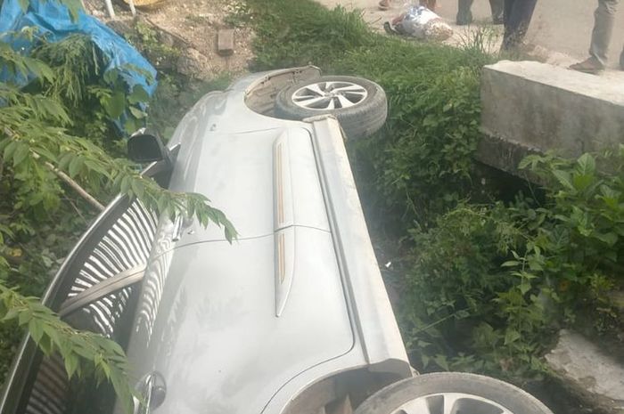 Toyota Avanza dinas yang dibawa Dokter terjungkal ke selokan setelah melaju mundur sendiri saat ditinggal makan di Rote Ndao, Nusa Tenggara Timur