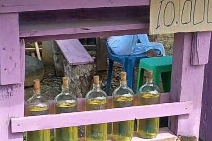 Bensin asal Malaysia yang dijual eceran di pulau Sebatik, Nunukan, Kalimantan Utara