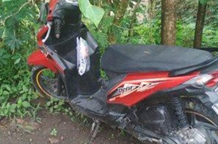 Honda BeAT berkelir merah yang ditemukan terparkir selama tiga hari di pinggir Kali Dengkeng, Klaten.