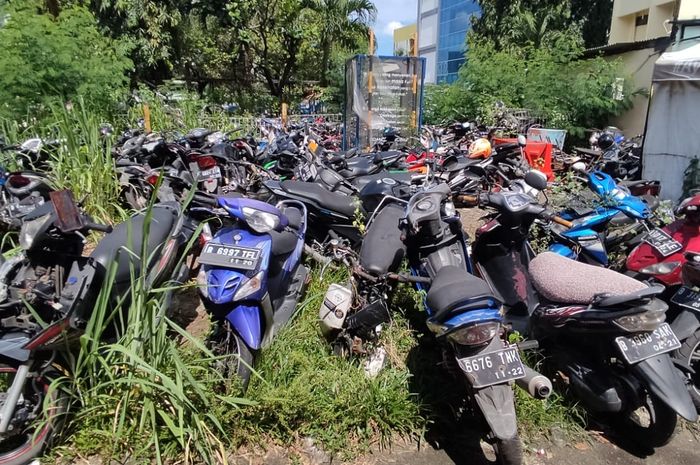 Kuburan motor di Satlantas Jakarta Timur