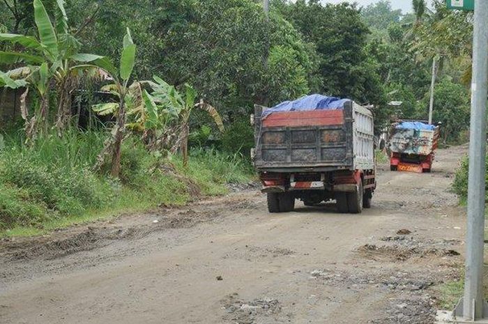 Sejumlah ruas jalan menuju lokasi proyek Jalan Tol Yogyakarta-Solo kondisinya rusak parah.