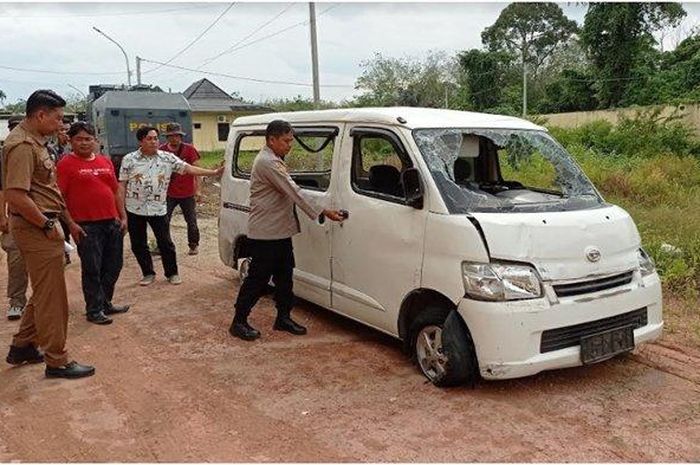 Kondisi Daihatsu Gran Max milik sales jaket asal Garut, Jawa Barat yang diamuk massa di Musi Rawas Utara, Sumatera Selatan karena dituduh penculik anak