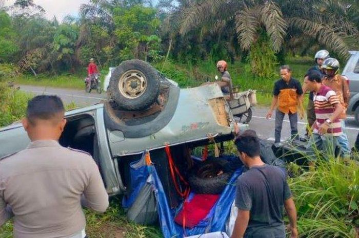 Ford Ranger terbalik usai disalip mobil dinas di Jalan Ness rute Jambi-Bulian.