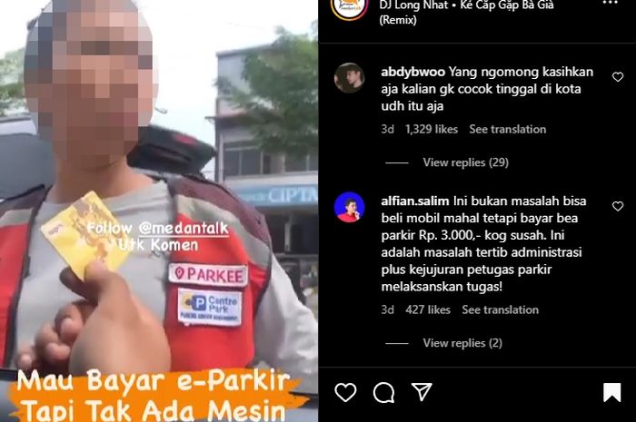 Aksi juru parkir liar di Kota Medan bikin pengemudi mobil kesal saat parkir di Jalan Jamin Ginting, Senin (06/02/2023).