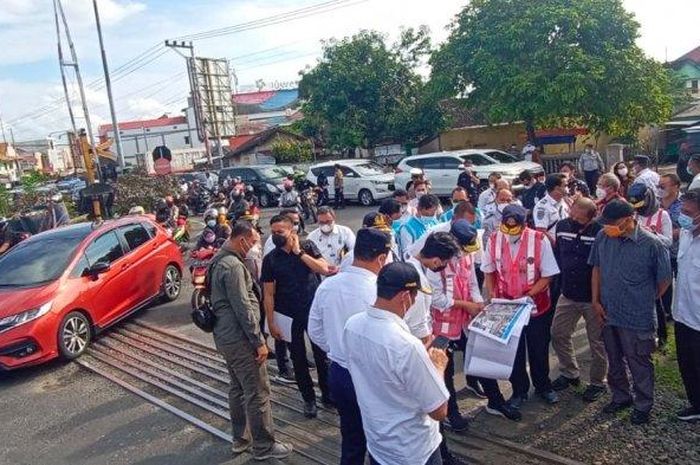 Lokasi Simpang Joglo Solo yang sedang dalam tahap pembangunan rel layang Solo Balapan-Kadipiro. 