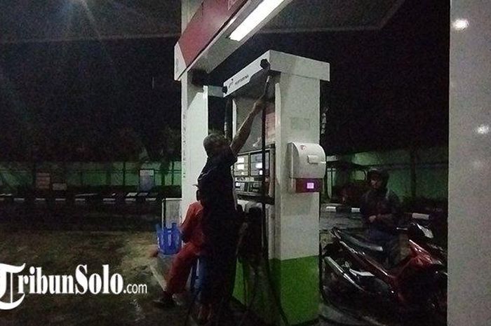 87 liter Dexlite di SPBU 44.574.10 di dukuh Klepu, desa Mondokan, Ceper, Klaten, Jawa Tengah tumpah sia-sia saat petugas hendak ganti slang dispenser