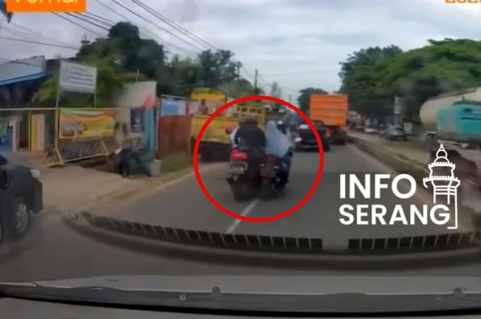 Detik-detik insiden tabrak lari Honda ADV 150 vs Honda Vario di Serang, Rabu (08/02/2023).