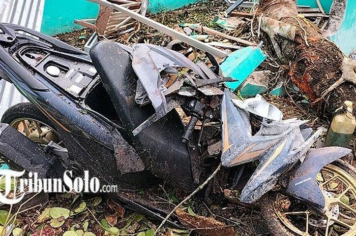 Honda Vario 125 milik Sumidi warga Kebon Gulo, Musuk, Boyolali hancur total, sasis melengkung di teras rumah